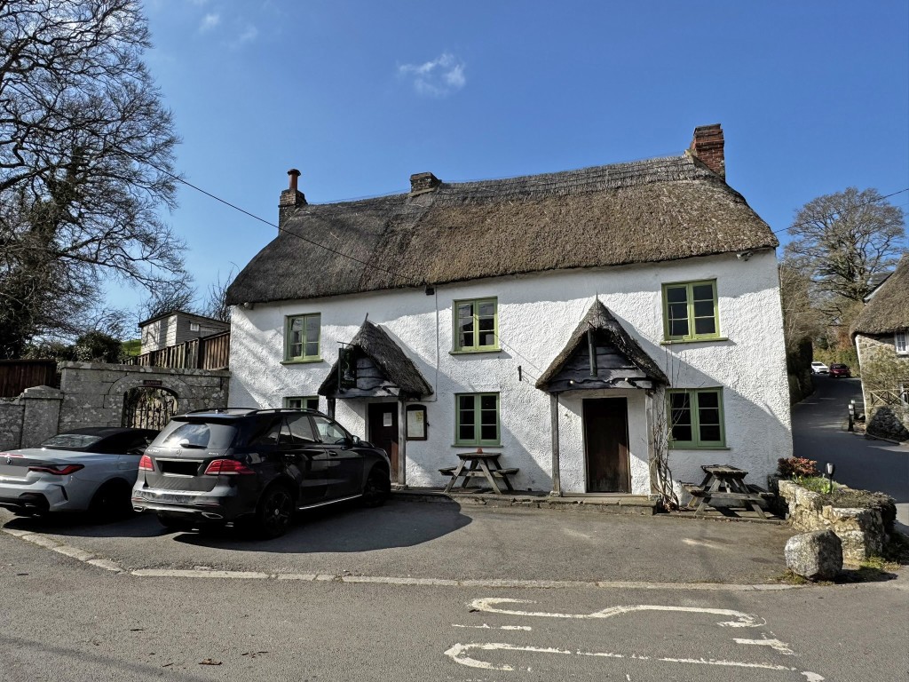 Lot: 135 - HISTORIC PUBLIC HOUSE FOR IMPROVEMENT WITHIN DARTMOOR NATIONAL PARK - Front of the property